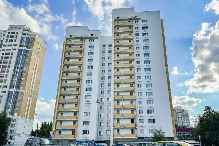 Продолжается ремонт фасадов жилых домов вдоль Рублёвского шоссе в Кунцево 🛠️