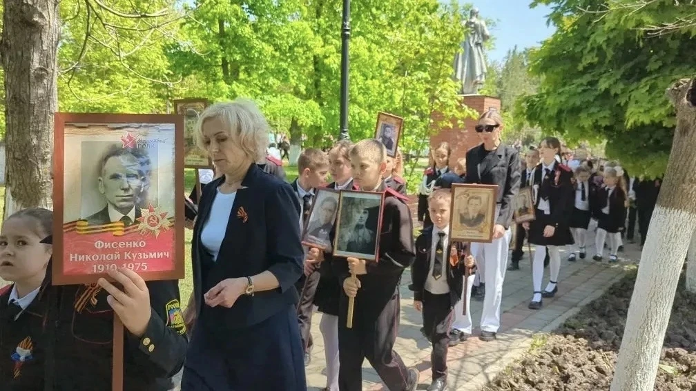 В МБОУ СОШ №15 прошла торжественная акция «Бессмертный полк».  Почти 600 учеников, педагоги и работн