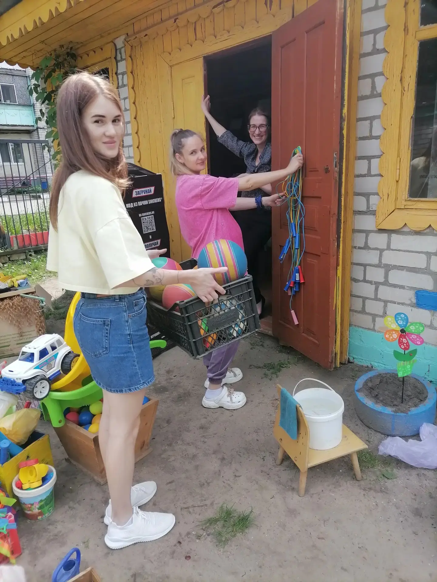 "Трудовой десант" 
группы "Звёздочки" ⭐️

Лето - это маленькая жизнь, а для наших детей -это время с