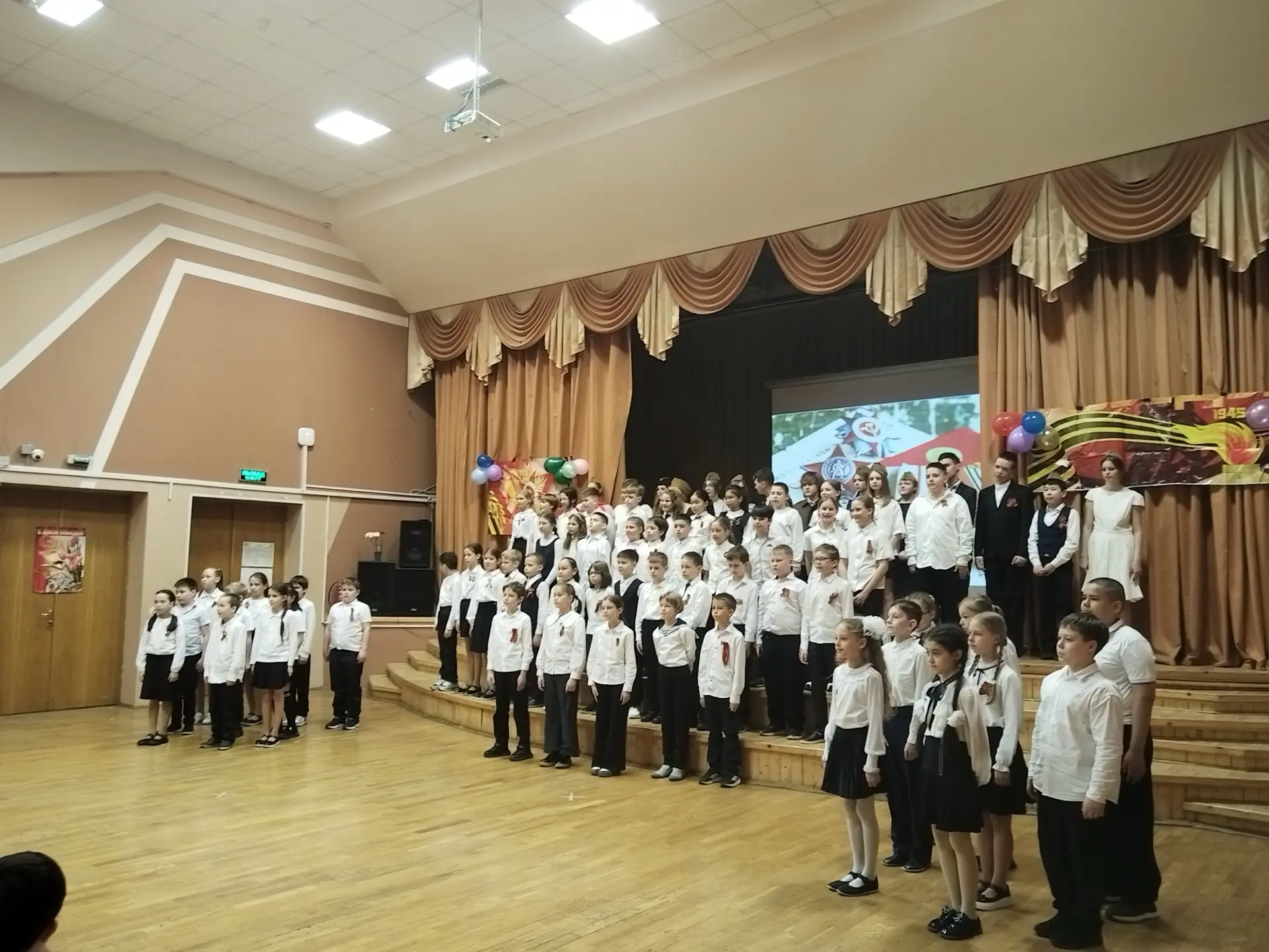 🎖️ В школьном здании на Переведеновском переулке школьники 1–7-х классов стали участниками торжестве