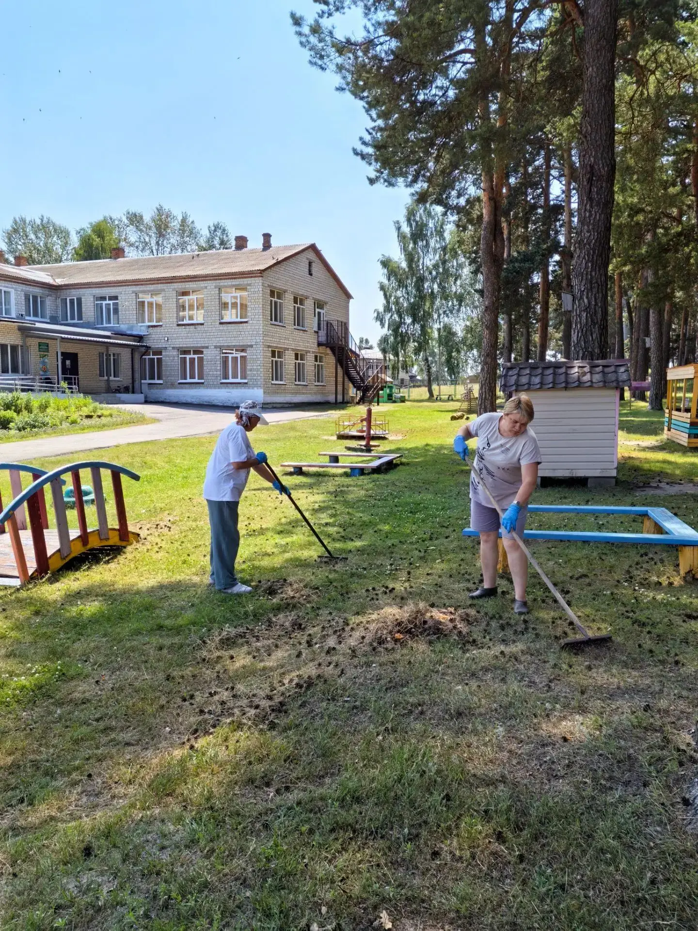 В рамках санитарной пятницы сотрудники нашего учреждения провели уборку территории: подметали дорожк