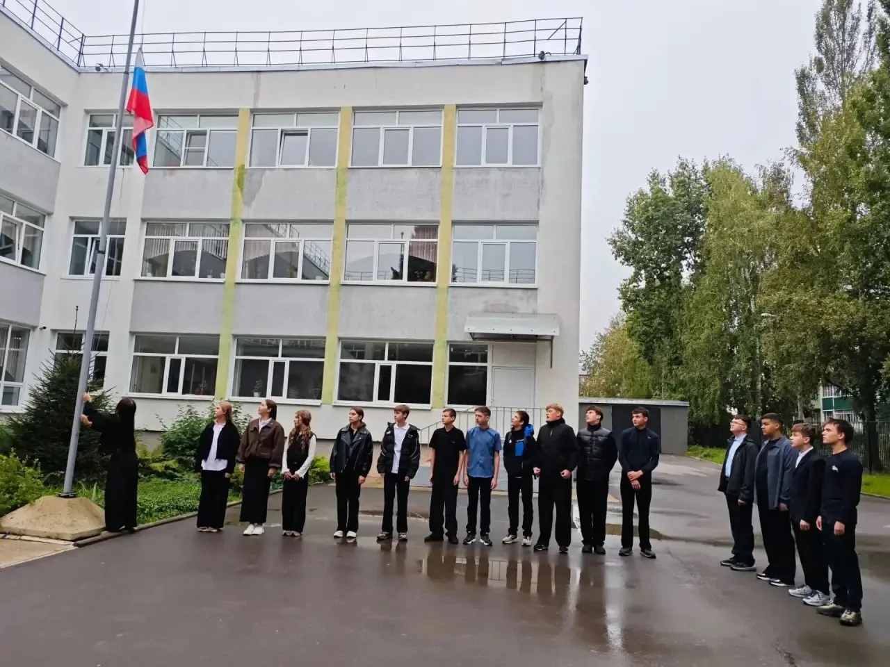 Сегодня учебная неделя в нашей школе традиционно началась с подъема Государственного фл...