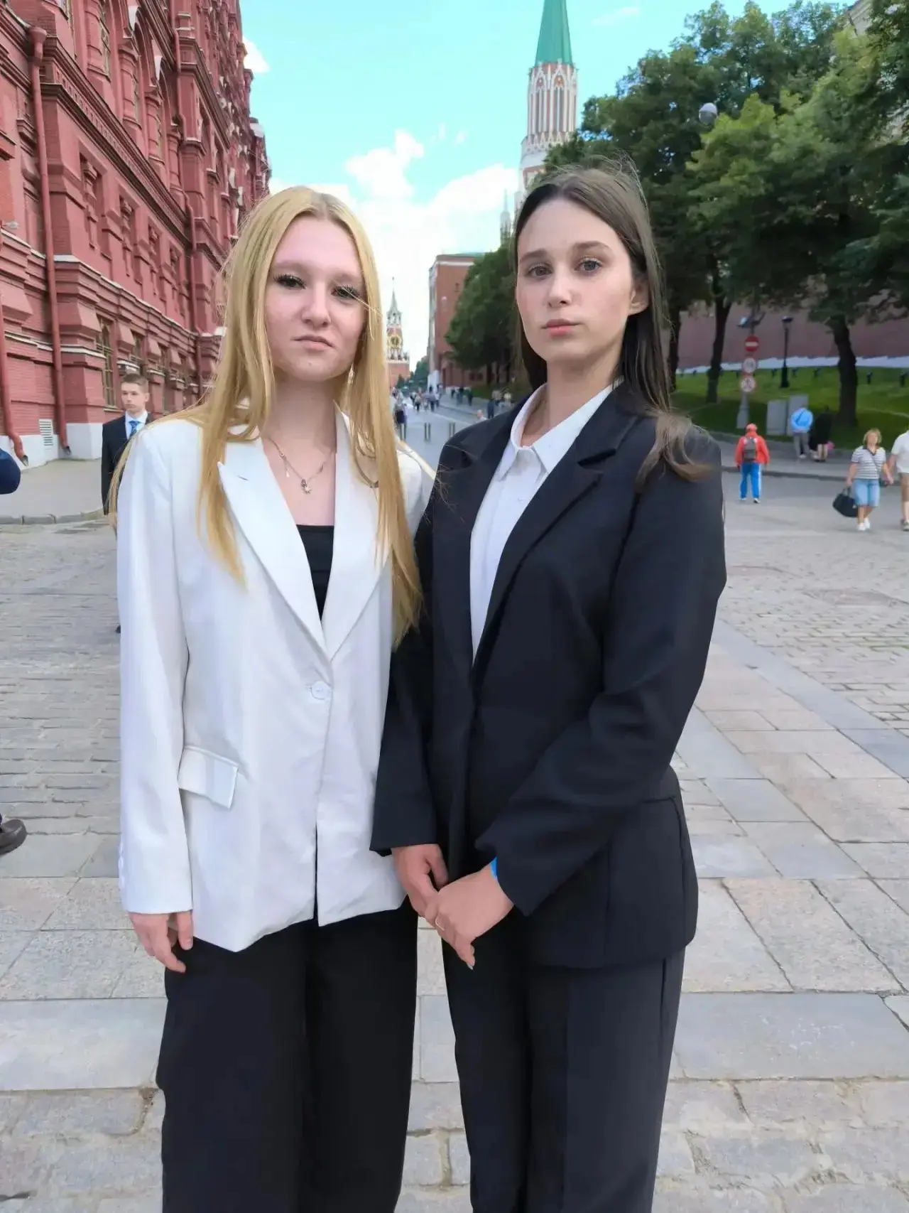 🇷🇺 Наши выпускники приняли участие в торжественной церемонии возложения цветов к Могиле Неизвестно