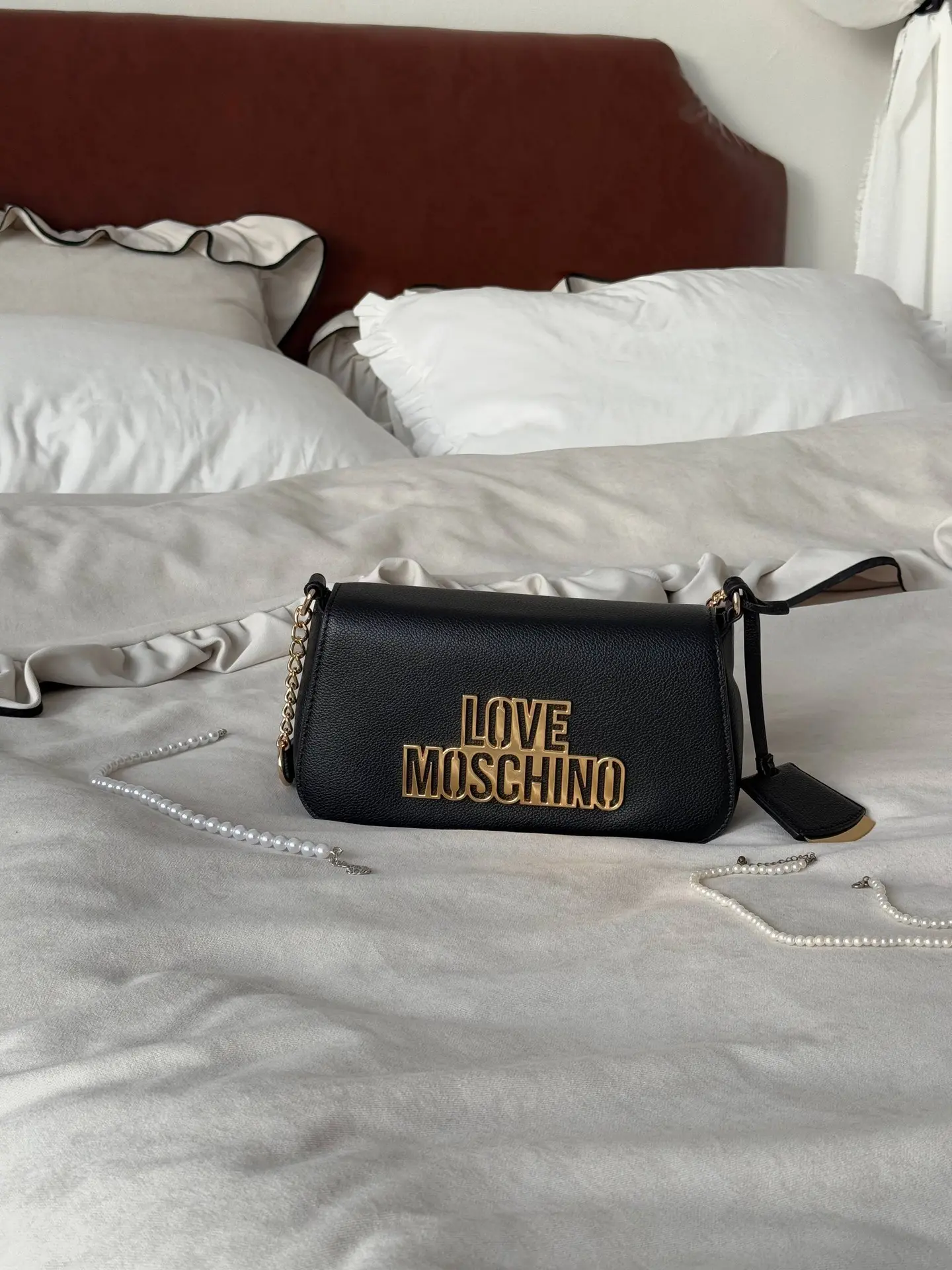 SOLD OUT❌
Moschino ( слева) осталась в наличии одна с нюансом, без нюанса продана