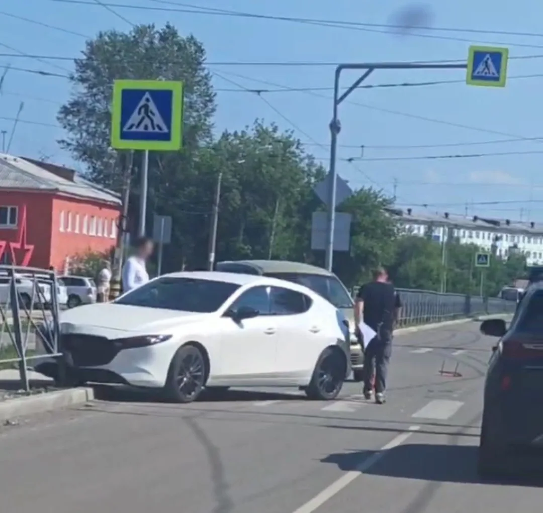 Также ДТП произошло на пешеходном переходе возле остановки «Дом ветеранов». Одна из лег...