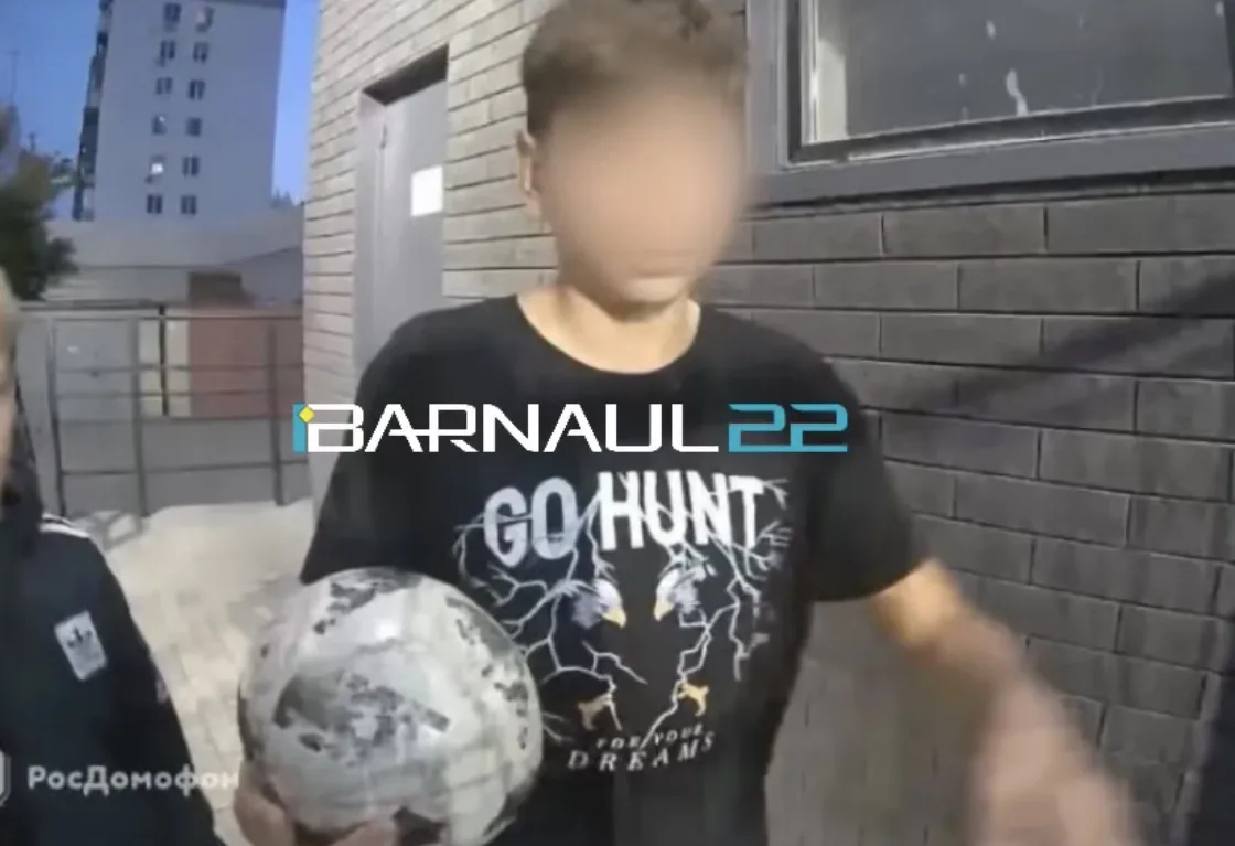 😡 В Барнауле школьники набросились на первоклашек