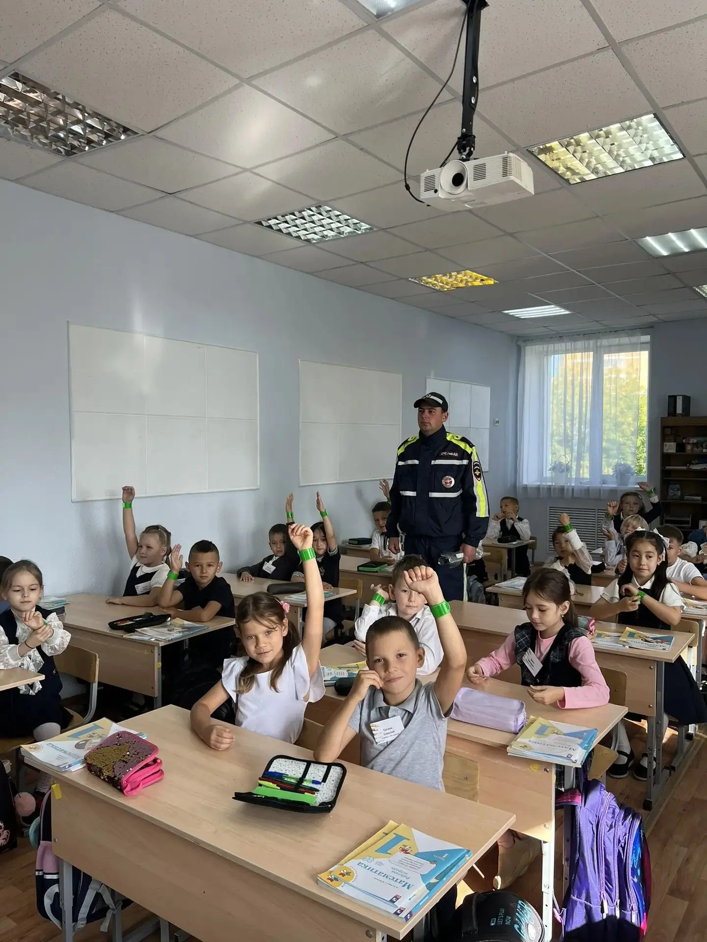 Безопасность на дороге: первоклассники встретились с сотрудником ГИБДД 🚦🚸