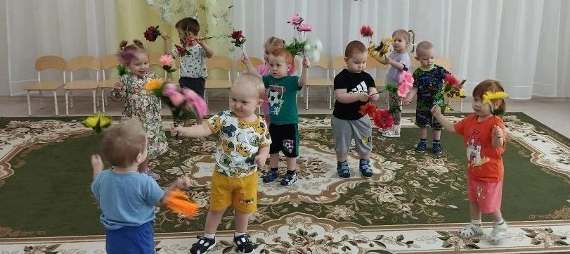 🎵 Музыкальное занятие: танцуем с цветочками и учимся импровизировать!