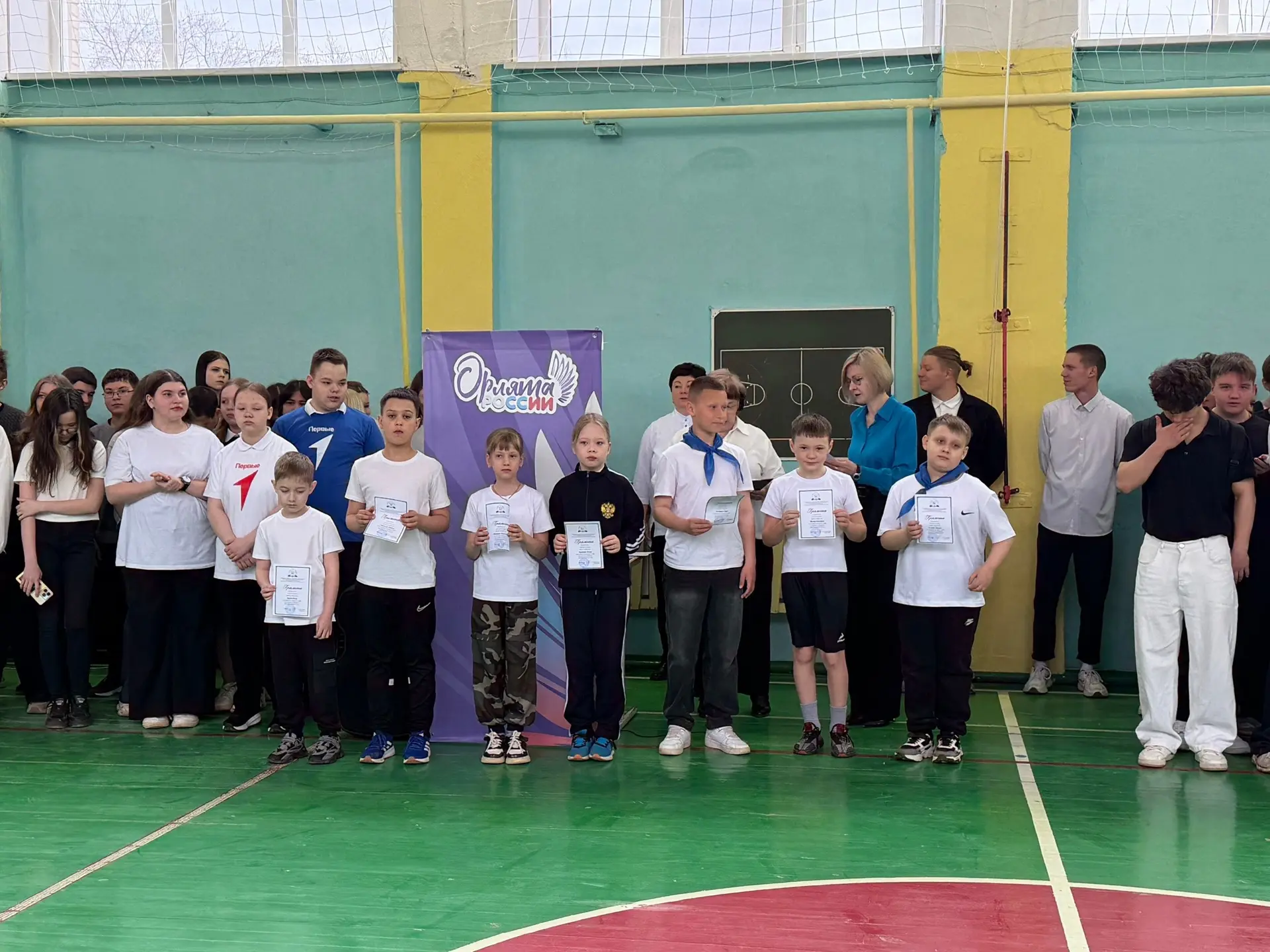 ✅Сегодня после церемонии поднятия флага 🇷🇺 прошла традиционная линейка по итогам третьей четверти.  