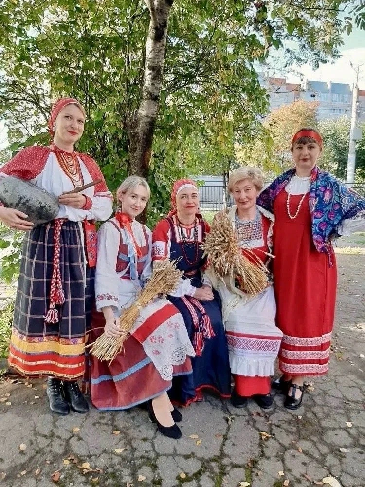 На избирательных участках в Смоленске организовали выступления сотрудников Центра допол...