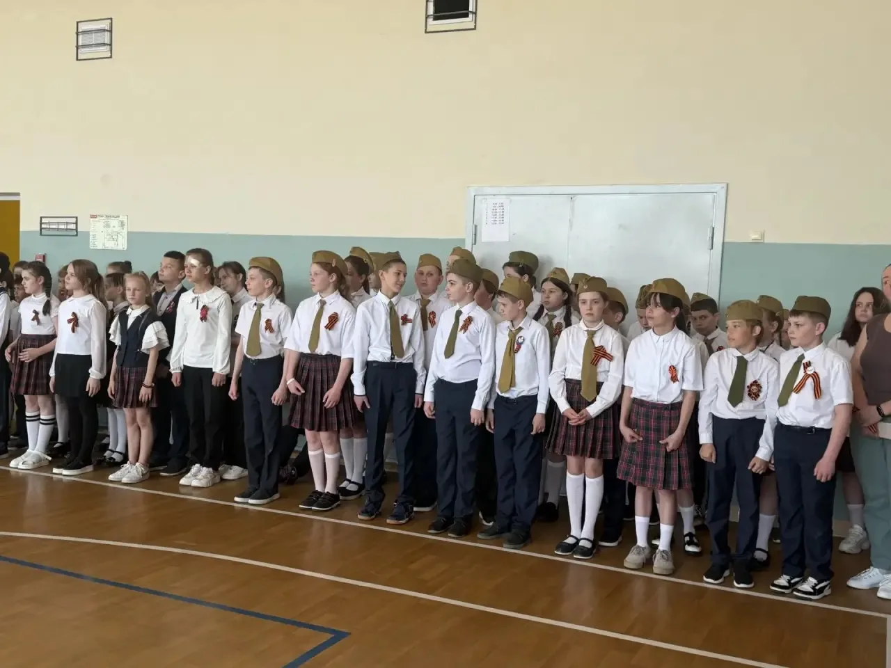 🎉 ДОРОГИЕ ДРУЗЬЯ! 🎉 Спешим поделиться радостной новостью: в нашей школе прошёл конкурс смотра строя 