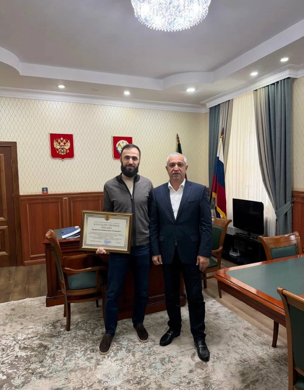 Глава Советского района города Махачкалы Завур Яхьяев наградил Благодарственным письмом...