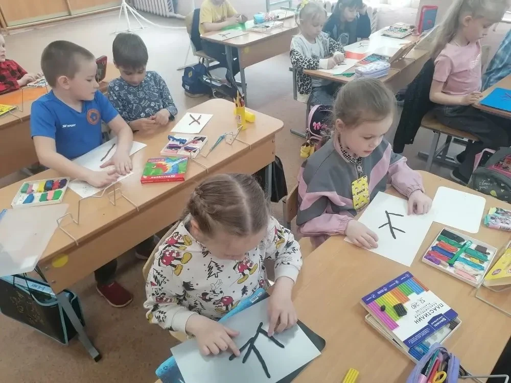 Вот и подошел к концу учебный год в школе раннего развития. Пока за окнами на веточках деревьев расп