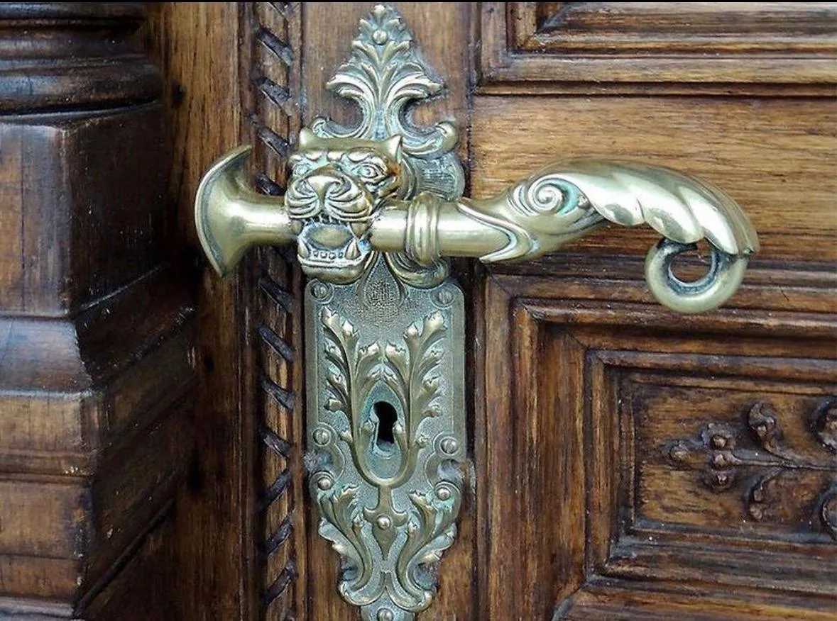 🚪 Дверные ручки, к которым прикасались больше ста лет

В центре Москвы до сих пор можно открыть две