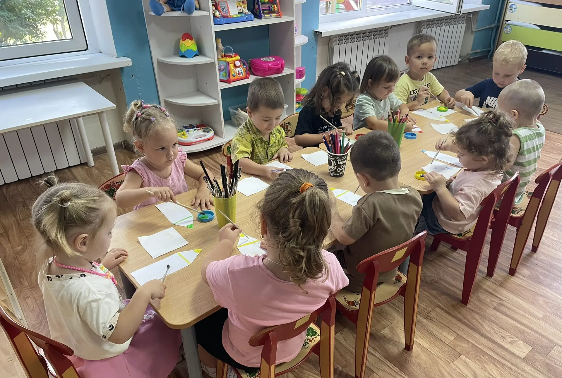 Малышики учатся рисовать, правильно держать кисточку, закрашивать, пока это сложные зад...
