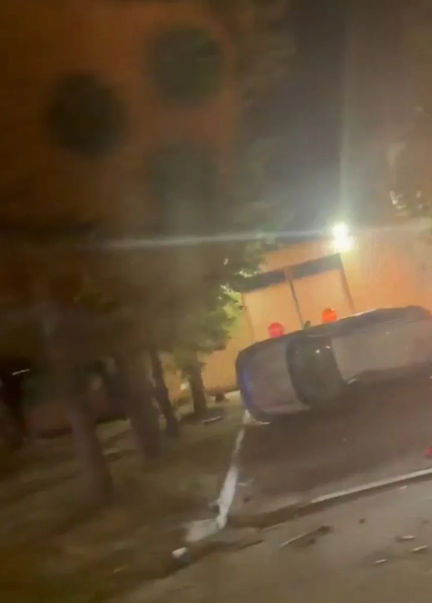 Очевидцы сняли перевернувшийся автомобиль на Скуратовской в Туле