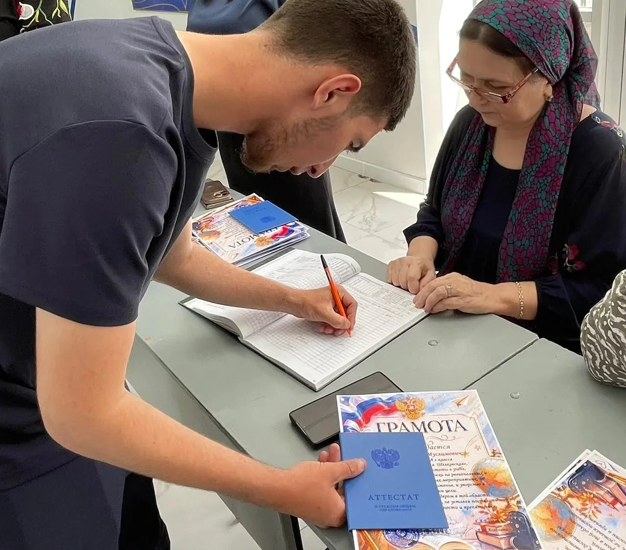 Торжественное вручение аттестатов выпускникам 11 класса МБОУ «СОШ №3 г. Шелковская»

Друзья, спешим 