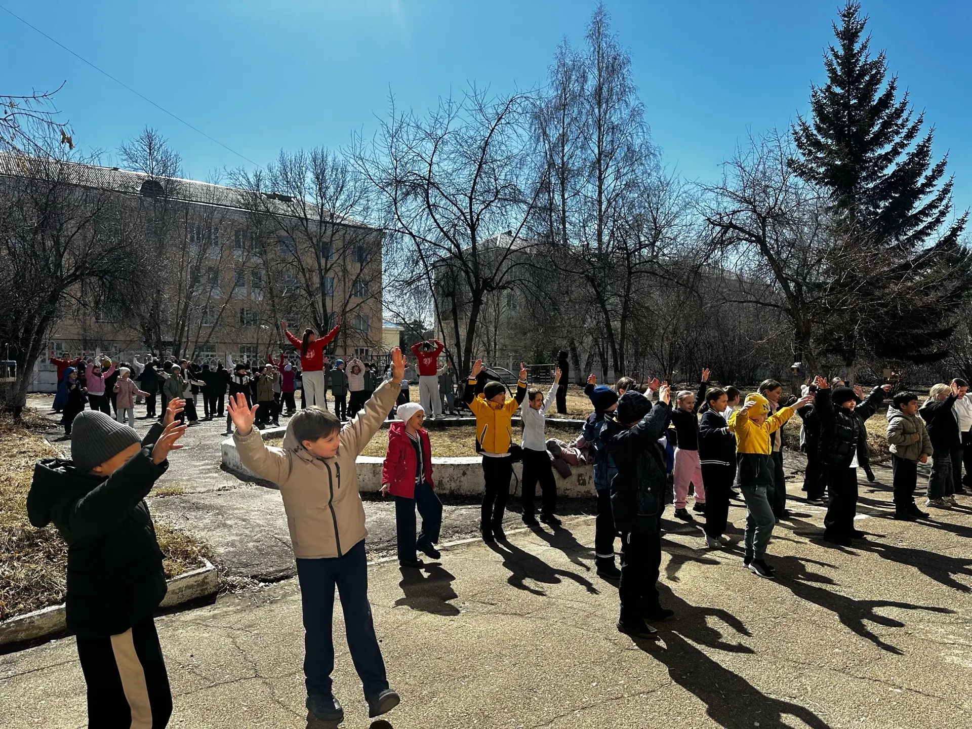 Физкульт-привет! 🎉  Недавно в нашей школе прошла весёлая подзарядка для учеников первых и вторых кла