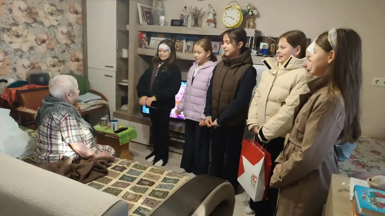 🎉 5 октября ученики 6 «А» класса поздравили с днём рождения Антонину Николаевну Елесин...