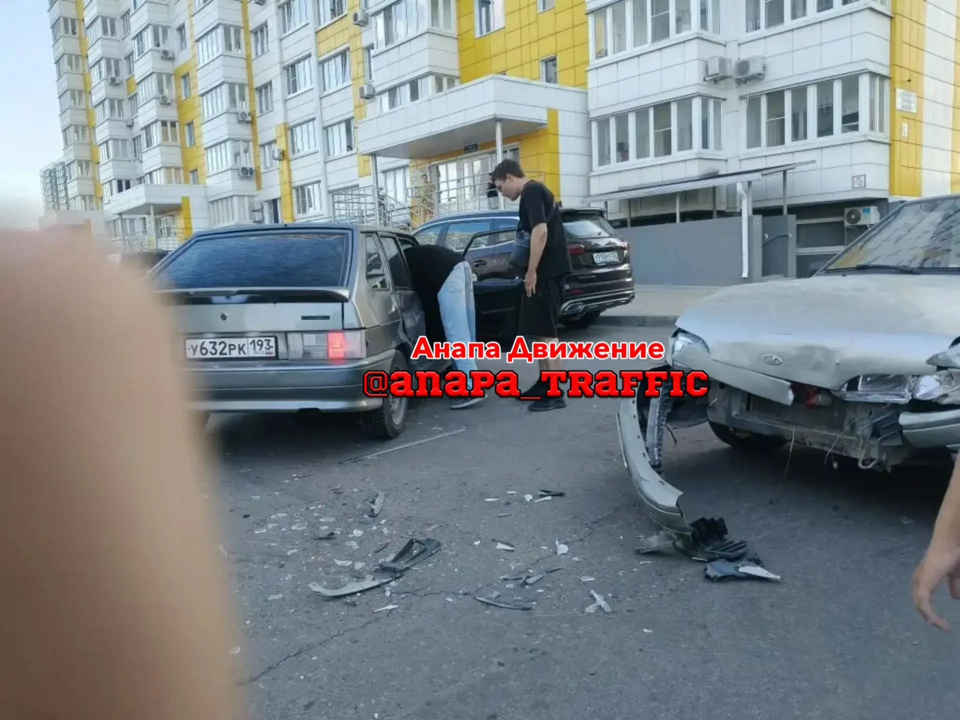 ДТП во дворе ЖК «Горгиппия»

Подписчик сообщает, что сегодня около 19:10 в Анапе произошло ДТП в ЖК 