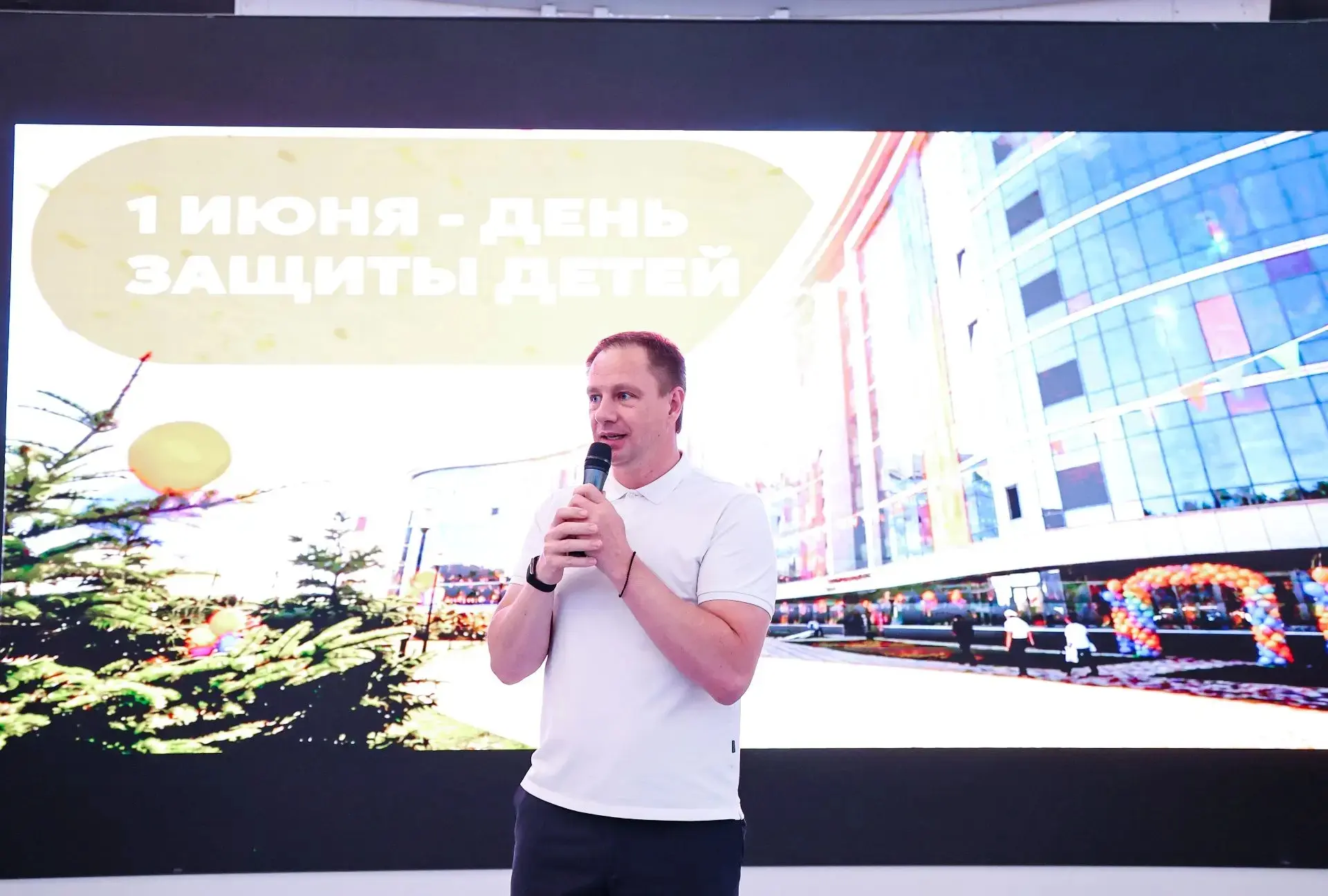 По доброй, трогательной традиции поздравил с Днем защиты детей юных пациентов Детского ...