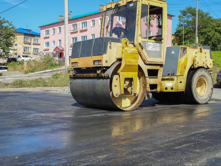 🚧 В Корсакове восстанавливают асфальт на перекрестке Окружной и Александра Матросова.