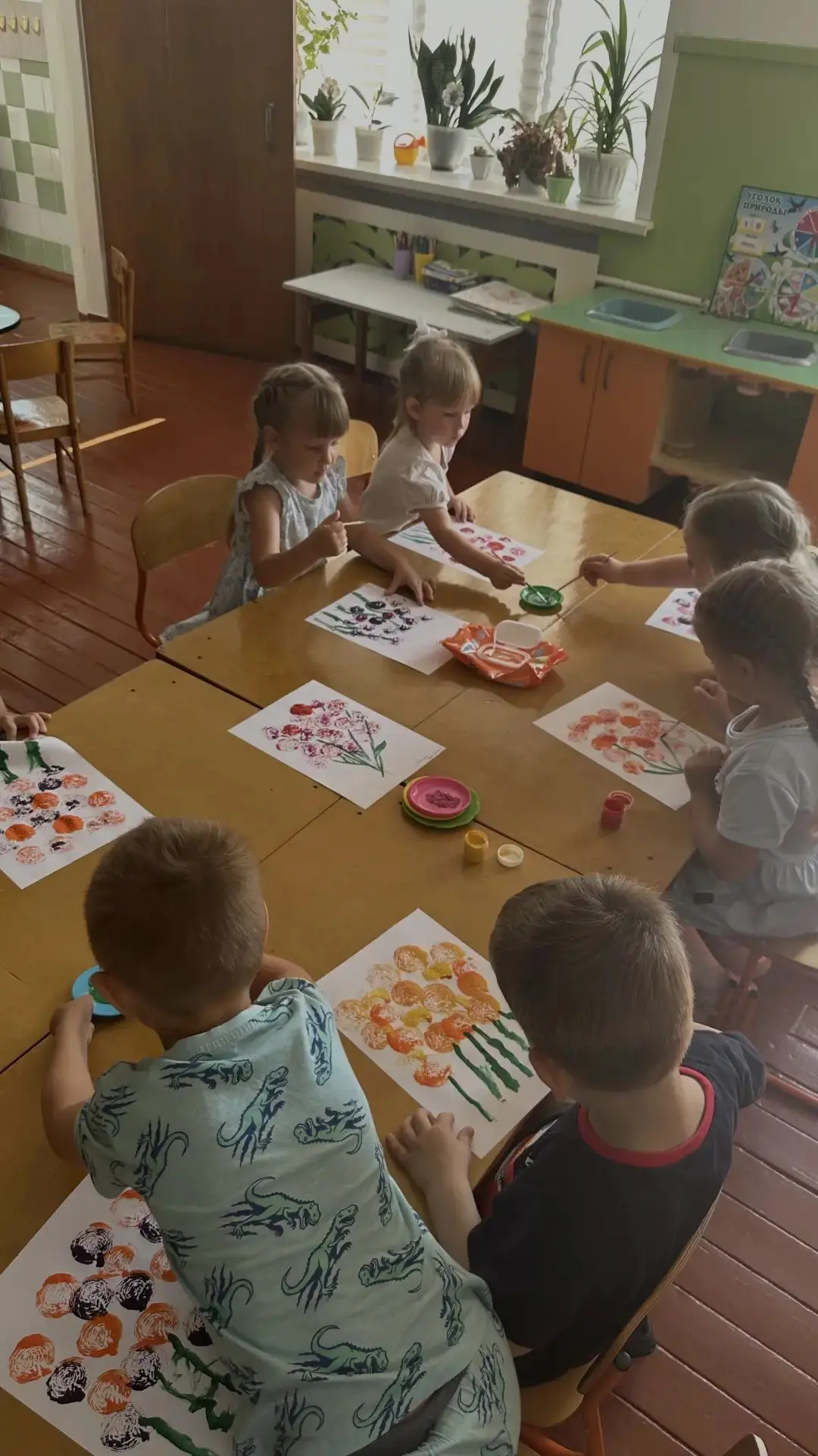 🌼 Когда вдохновение течёт сквозь пальцы🌼Сегодня в нашем детском саду проходило занятие по нетрадиц