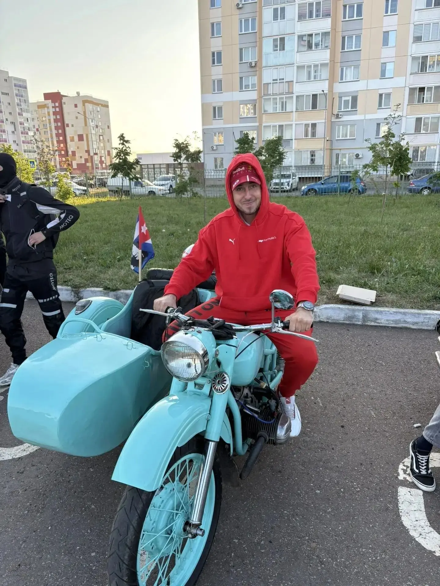 😱В Татарстане во дворе многоквартирного дома растут пальма и бананы

В Нижнекамске на улице Фикрята