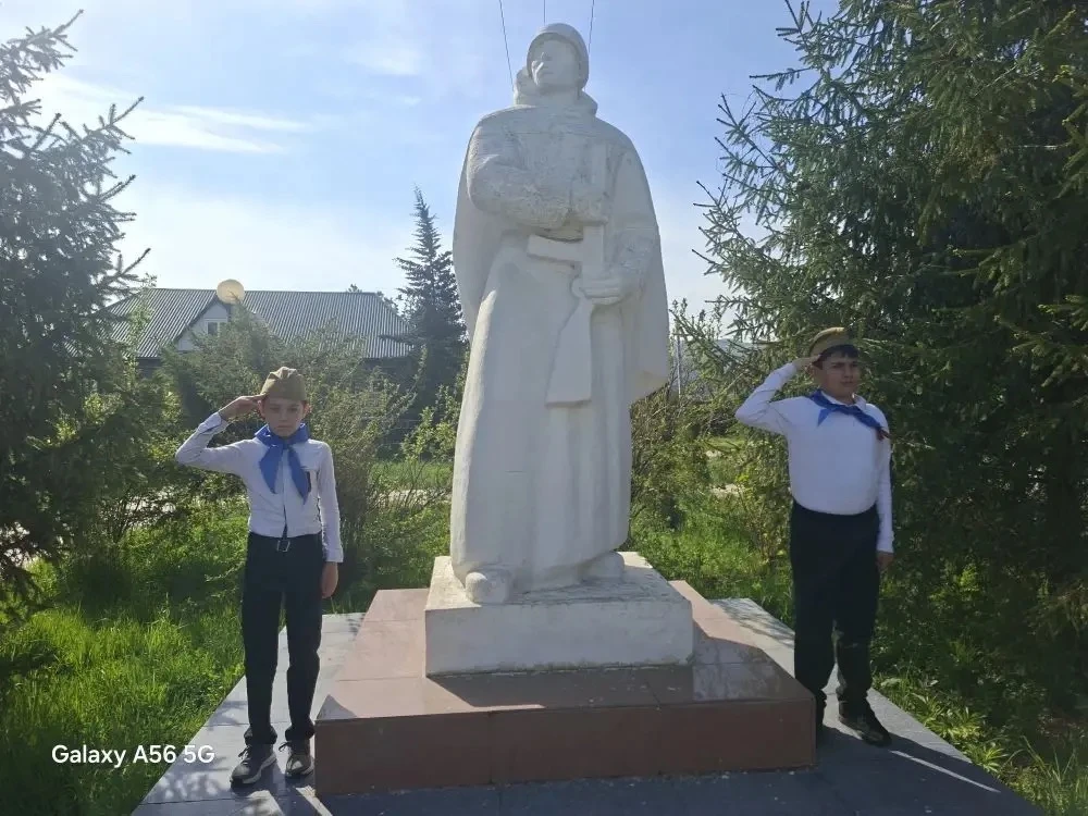 🔹С 23 апреля в нашей школе прошла трогательная акция «Вахта памяти» ✨
🕊Ученики с честью стояли в п