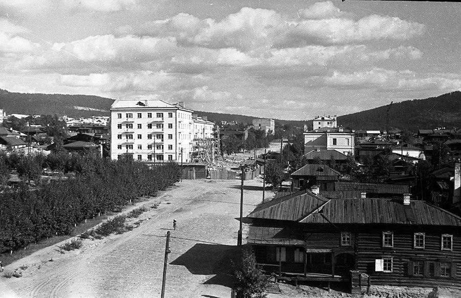 🏙 Улица Ленина. Вид на перекрёсток с улицей Столярова. Слева — площадь Декабристов, сп...