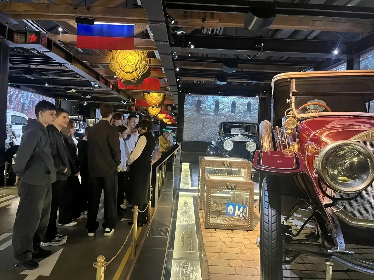 🚗 Экскурсия в Музей Гаража особого назначения  🚘 Ученики 8 класса «А» и 8 класса «В» посетили экскур