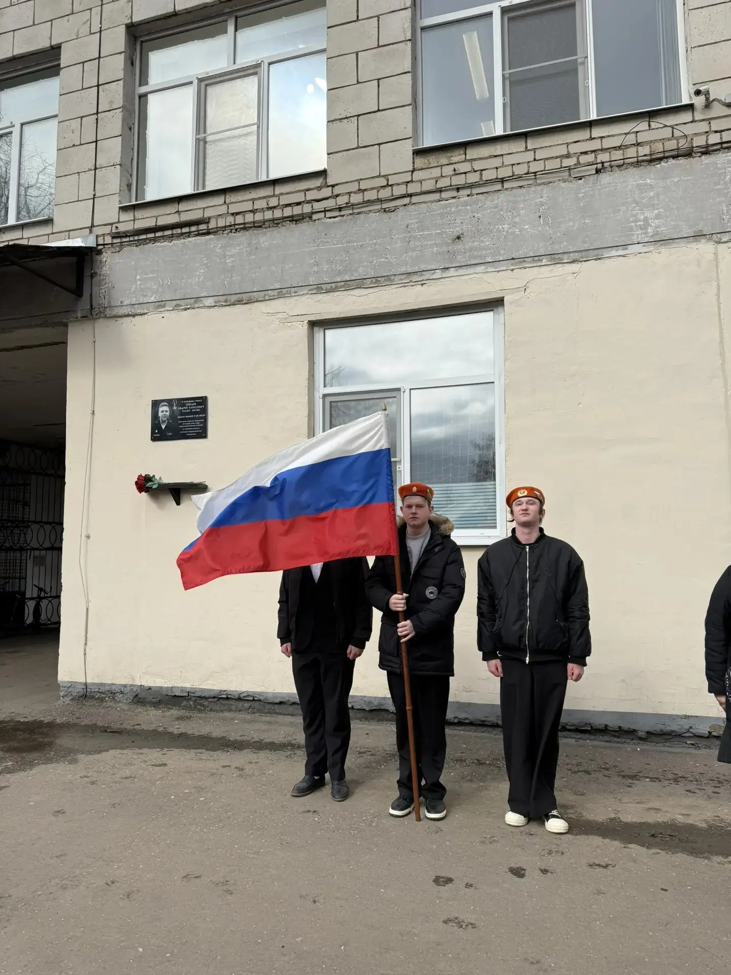 Угасшая юность… Повергнут мальчишка навеки во тьму, Ах, что же вы, ангелы, Так что ж вы ,хранители, 