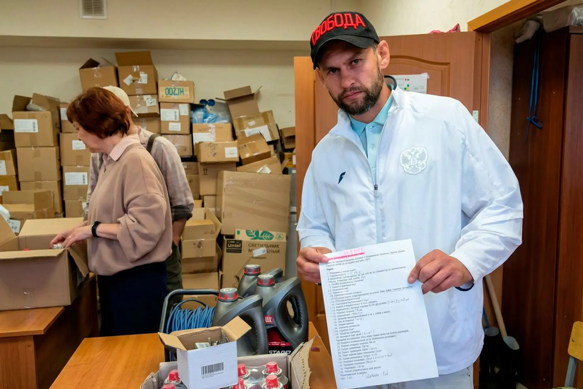 Жители Железногорска собрали посылку для ребят на передовой