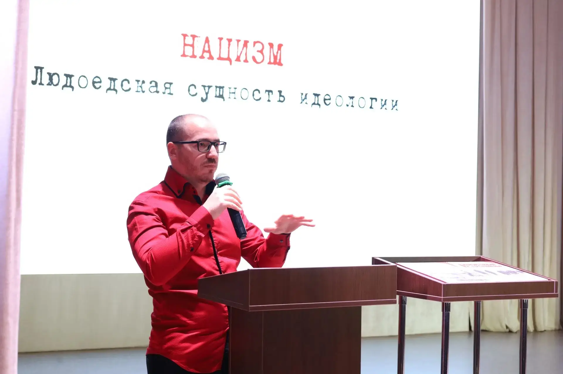 Сегодня, в День памяти и скорби, в Полтавском культурном центре собрались школьники, юн...