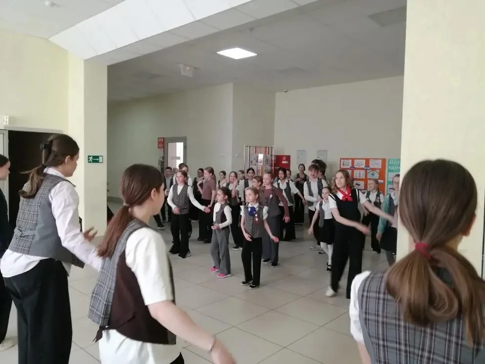 Активные перемены — заряд позитива на весь день! ✨💃  Сегодня в нашей школе царила настоящая празднич