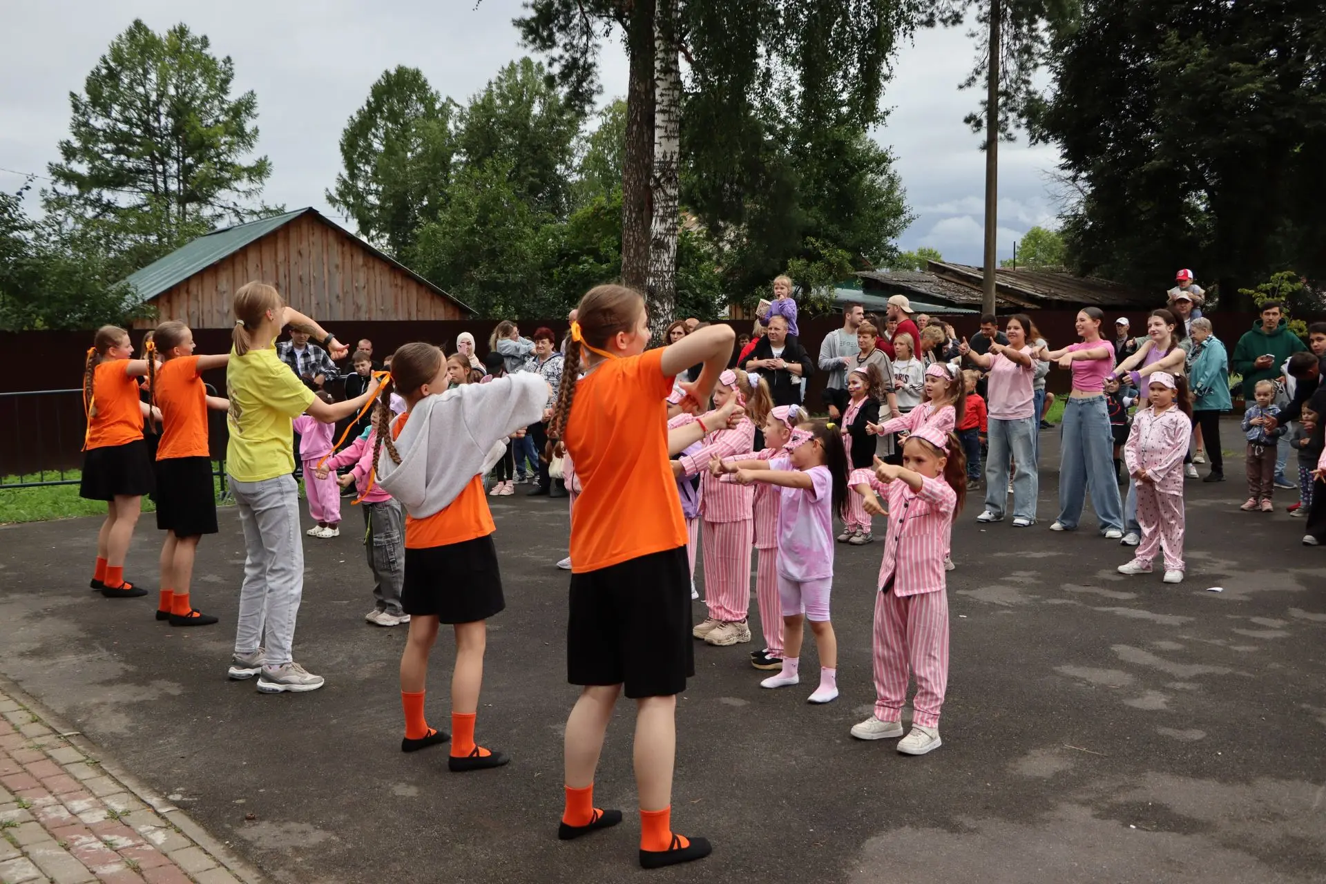 💥 45 ЛЕТ?! ДА МЫ ТОЛЬКО РАЗОГРЕВАЕМСЯ! 🎉

Городской парк превратился в самое живое, самое шумное и