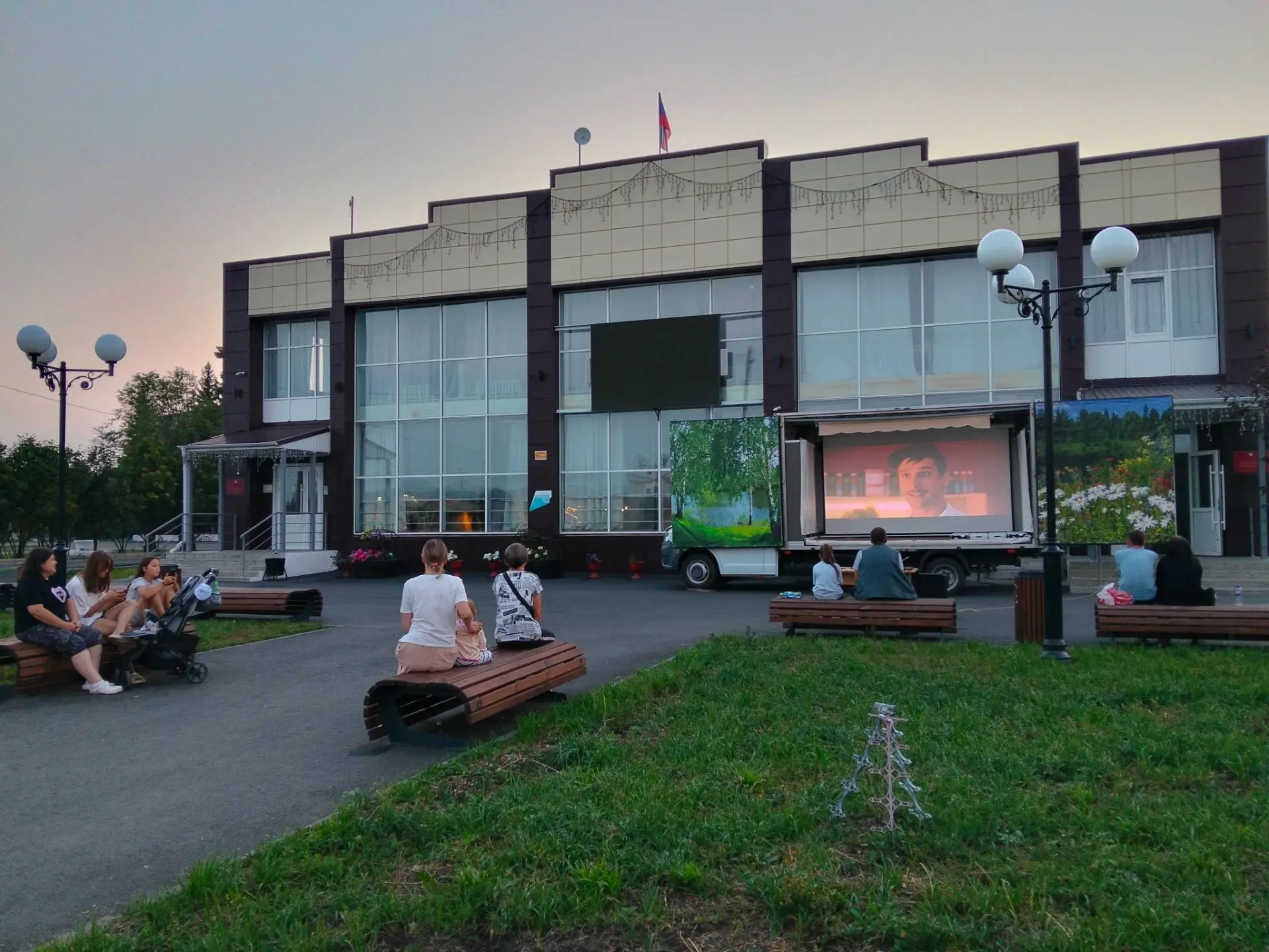 📽И вновь "Кино под открытым небом"!Теплый июльский вечер собрал любителей хорошего ♥кино в сквере Ц