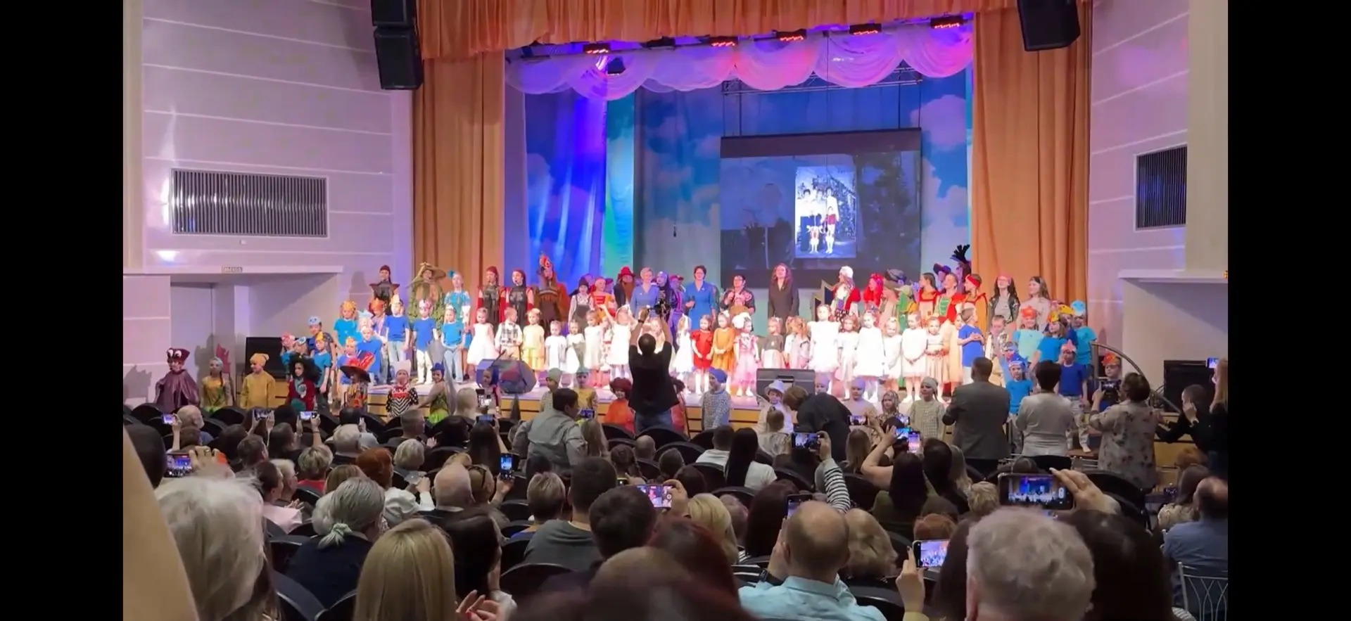 Поздравляю музыкальный театр «Колибри» с юбилеем!  Сегодня в доме культуры «Новоуральский» отмечали 