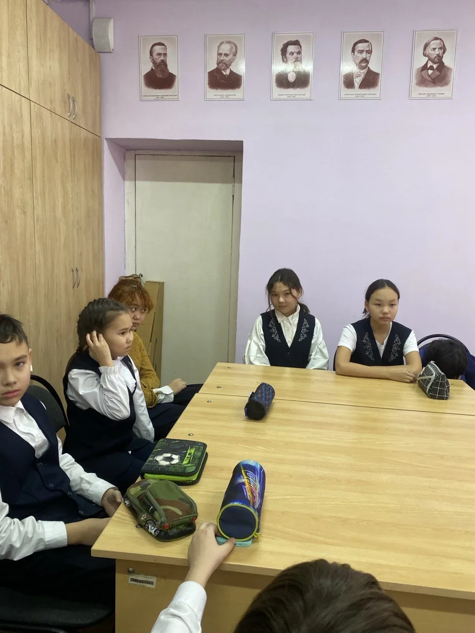 9 декабря в национальной ДШИ прошёл круглый стол учащихся ко Дню Героев Отечества тема:...