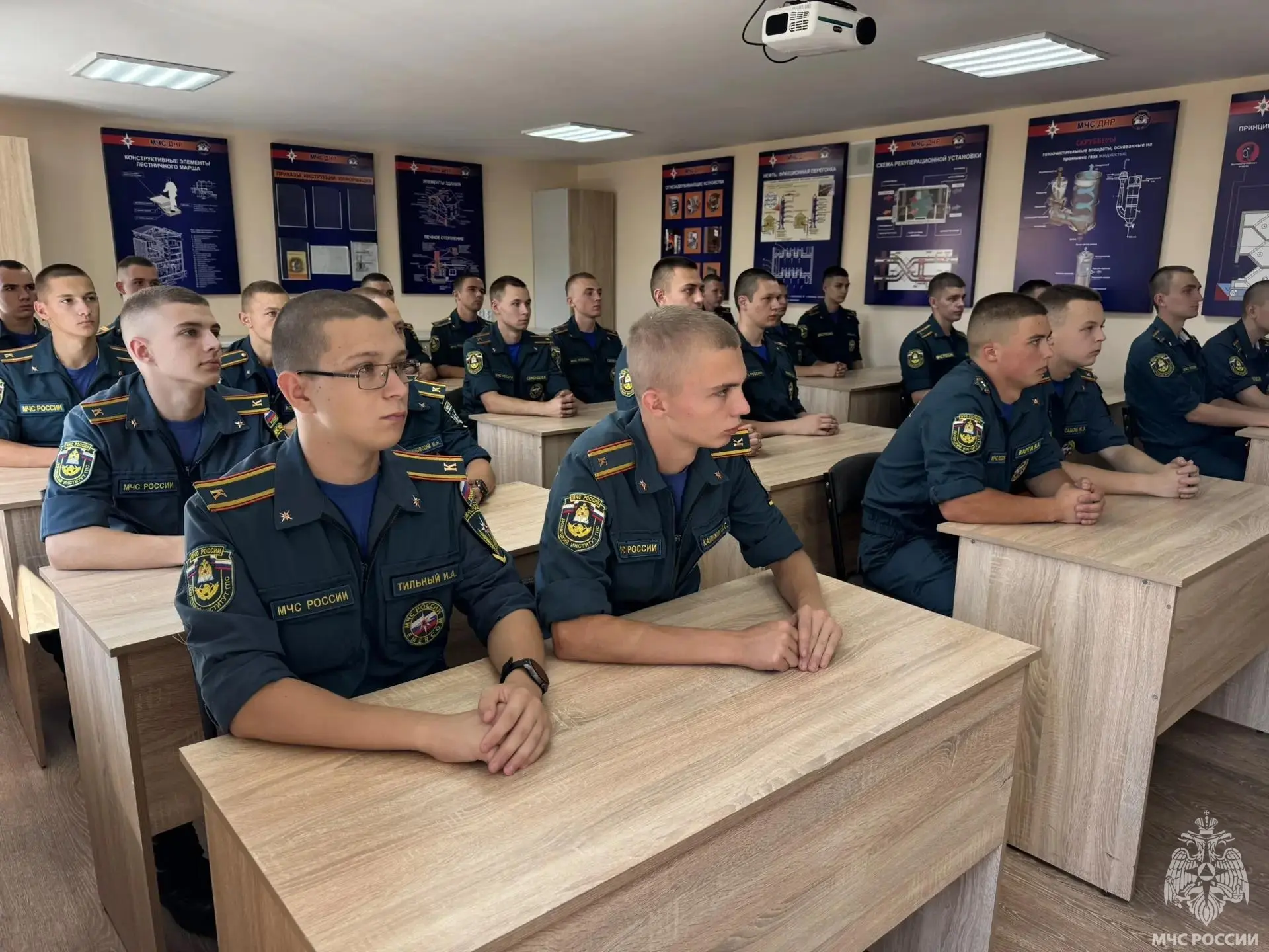 В Донецком институте ГПС МЧС России отметили День офицера