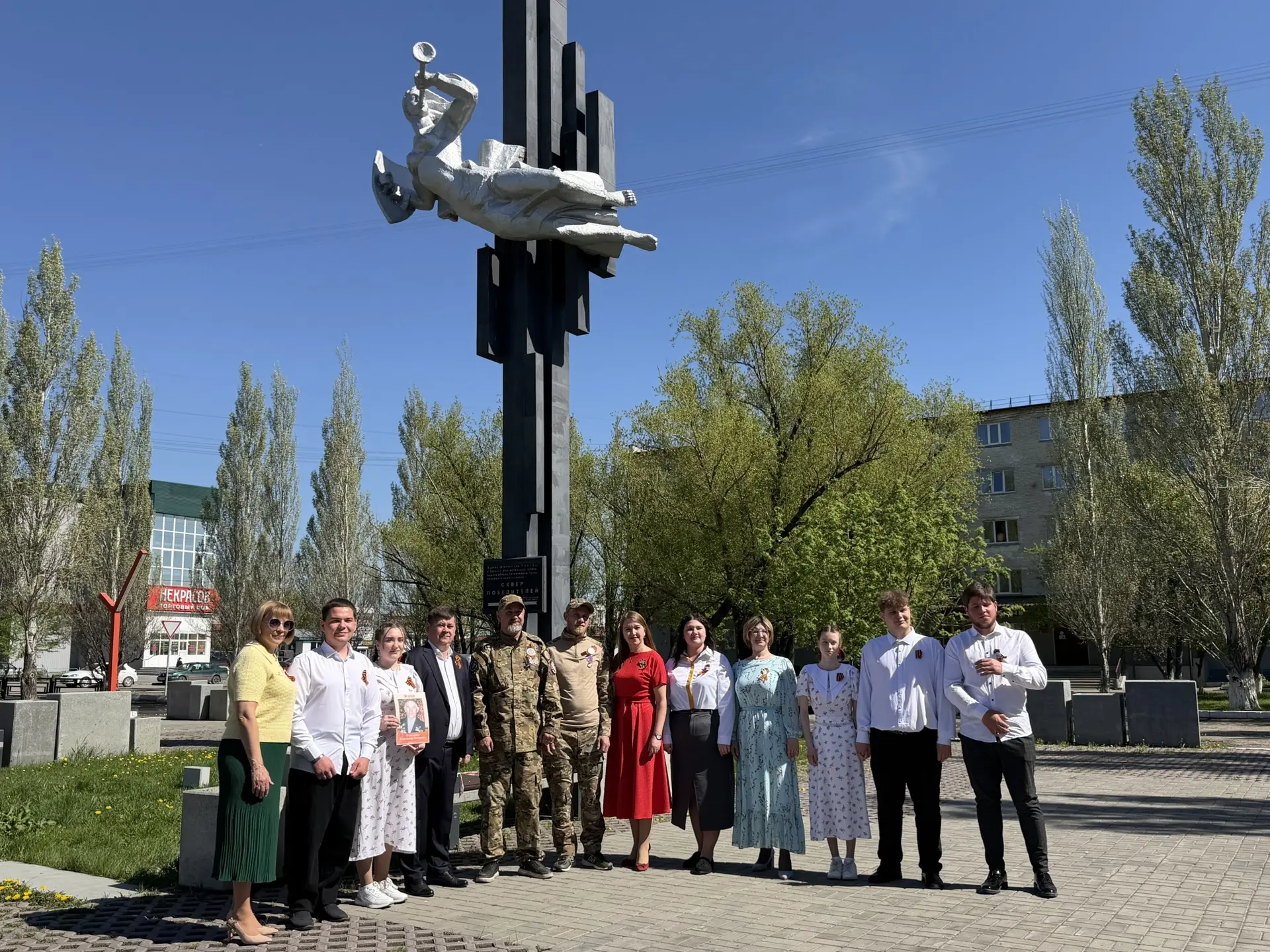 В единстве сила Отечества 🇷🇺

Сегодня вместе с ветеранами мы приняли участиев торжественной линейк