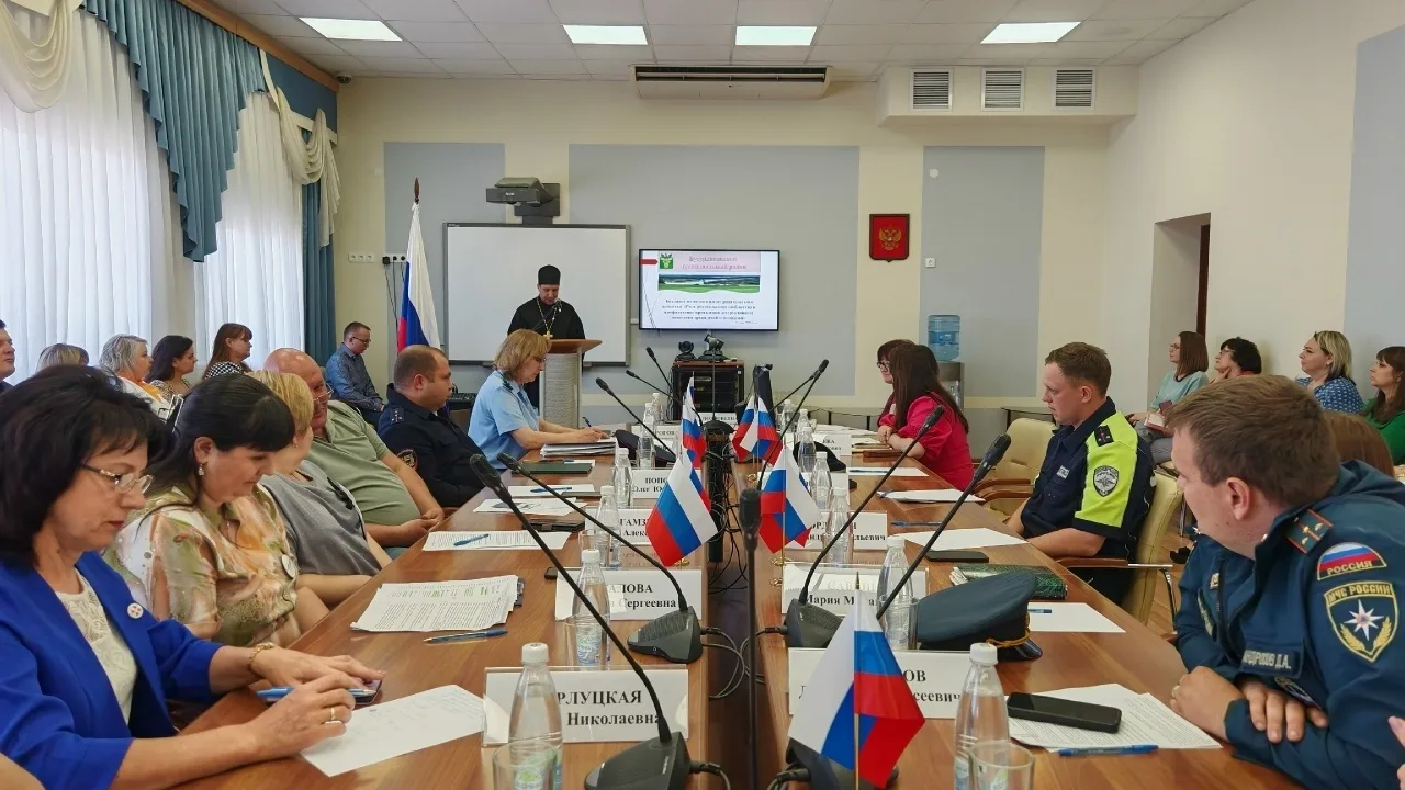 👪 В Бутурлиновском районе обсудили роль родителей в профилактике деструктивного поведения детей   ✅ 