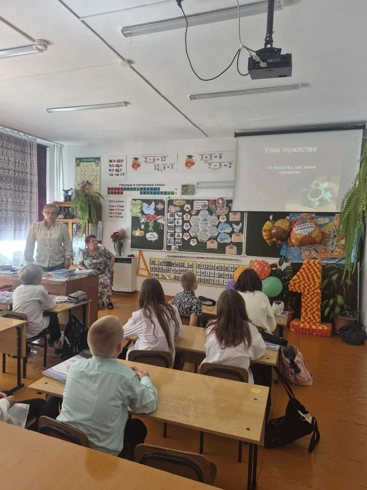 🕯️Сегодня в нашей школе для учеников 1–5 классов прошёл Урок мужества, приуроченный к ...