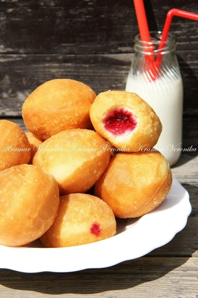 Пончики с джемом
🍩🍩🍩🍩🍩🍩🍩

Пончики получились очень воздушными, мягкими, нежными и, конечно, в