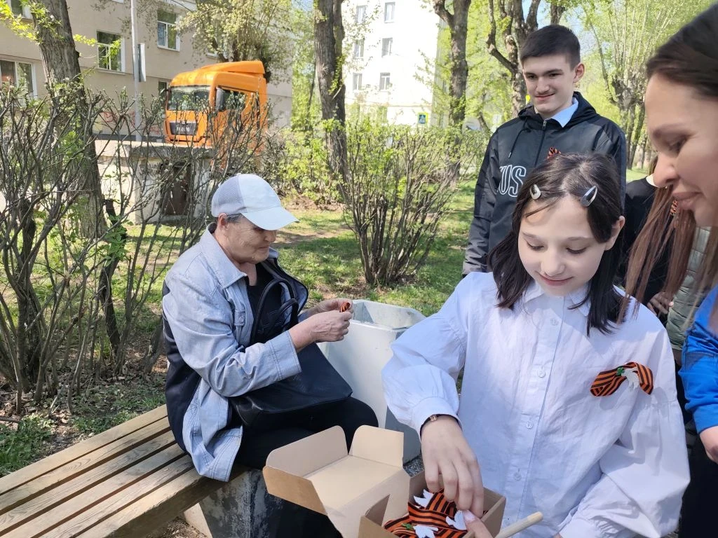 🎗 Обучающиеся 3 «Б» и 5 «Б» классов приняли участие в акции «Ленточка Победы».