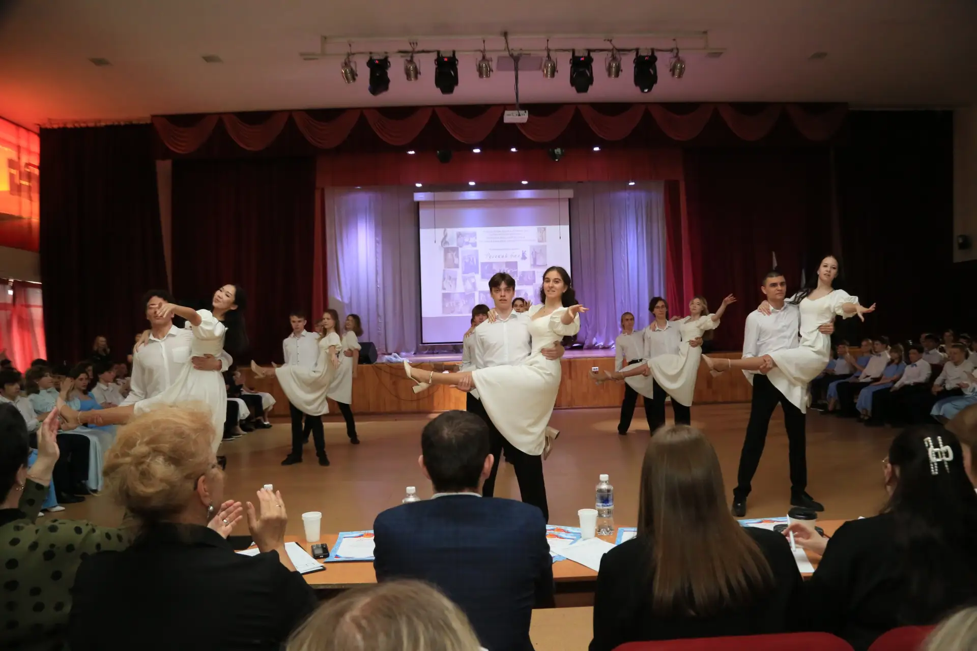 ✨ Русский бал: продолжение праздника! ✨  Сегодняшний день в школе был наполнен музыкой, изяществом и