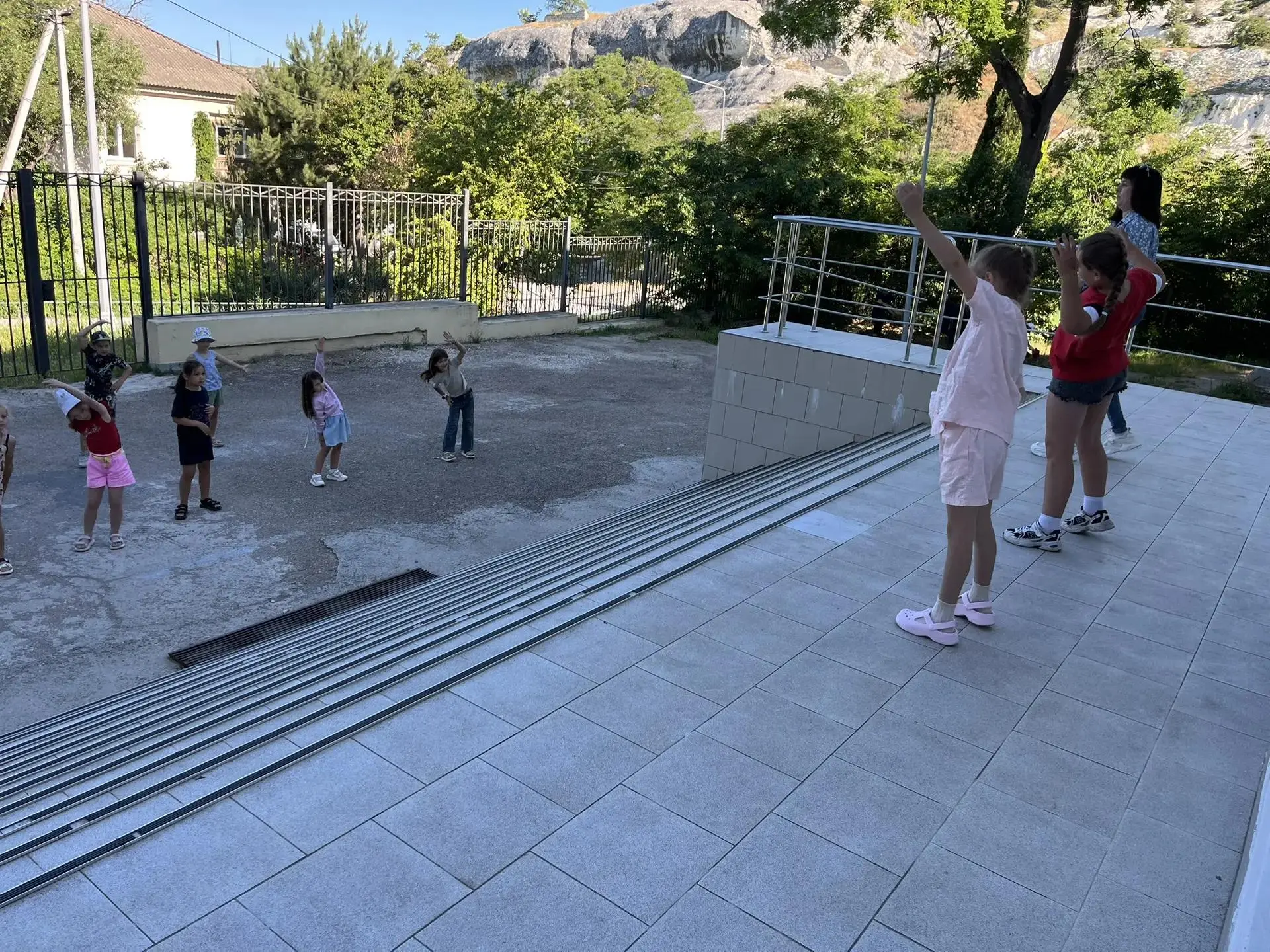 Сегодня в нашем пришкольном лагере прошёл очень интересный день! 🌞 Ребята начали его с утренней зар