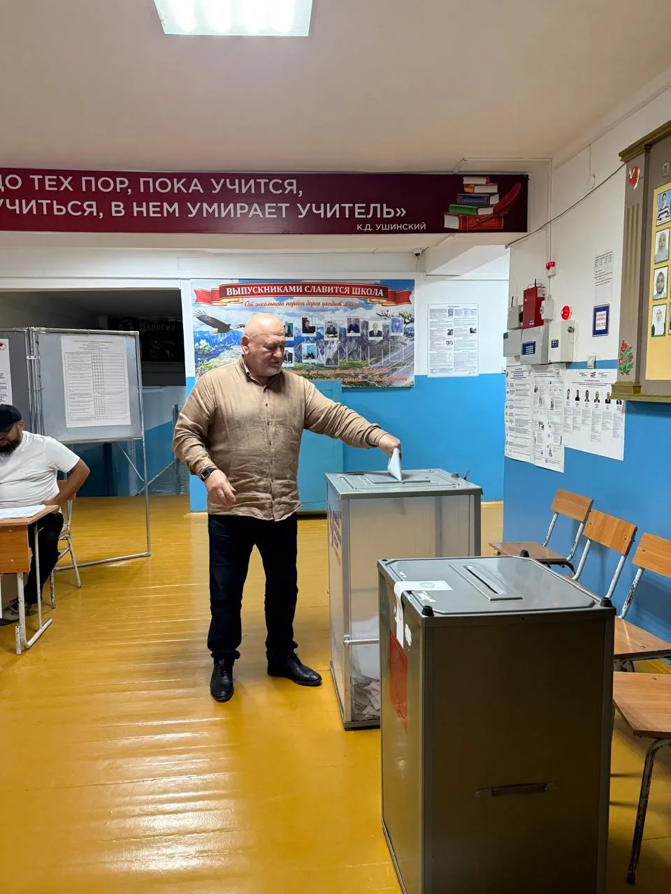 Глава района  проголосовал на избирательном участке в с.Майданское