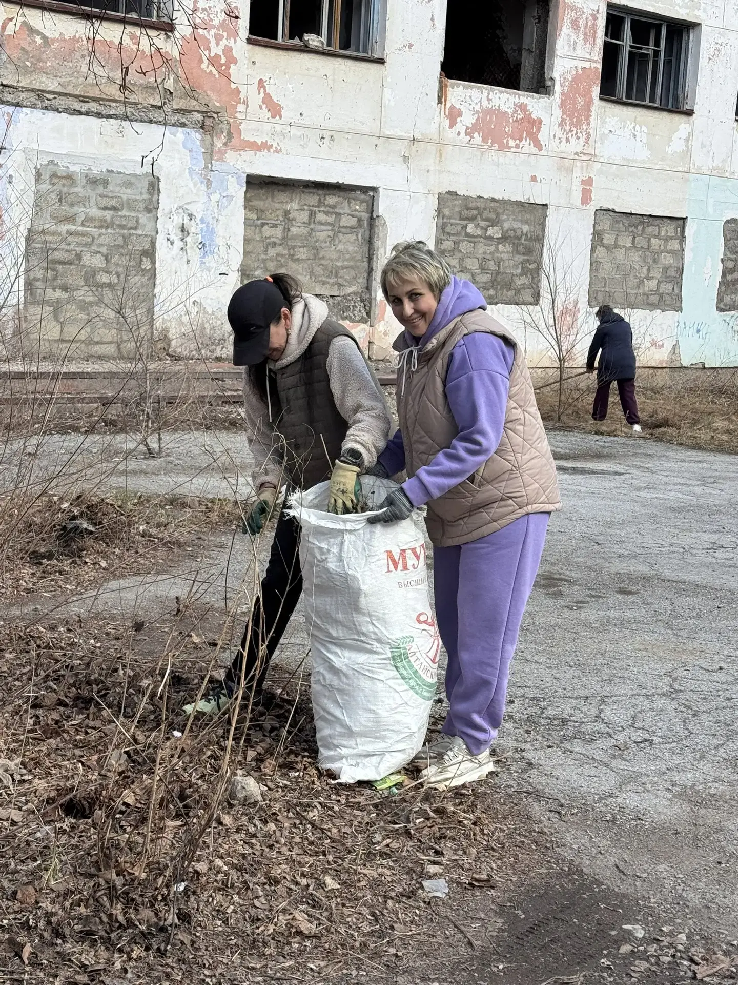 Субботники продолжаются  Вчера к уборке территории города присоединились студенты и коллектив Дальне