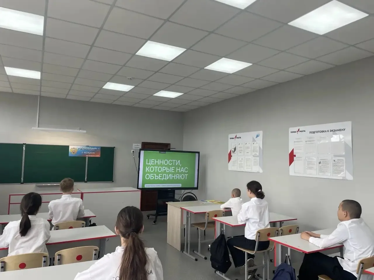 Учебная неделя по традиции началась с еженедельной линейки, с церемонии поднятия флага и исполнения 